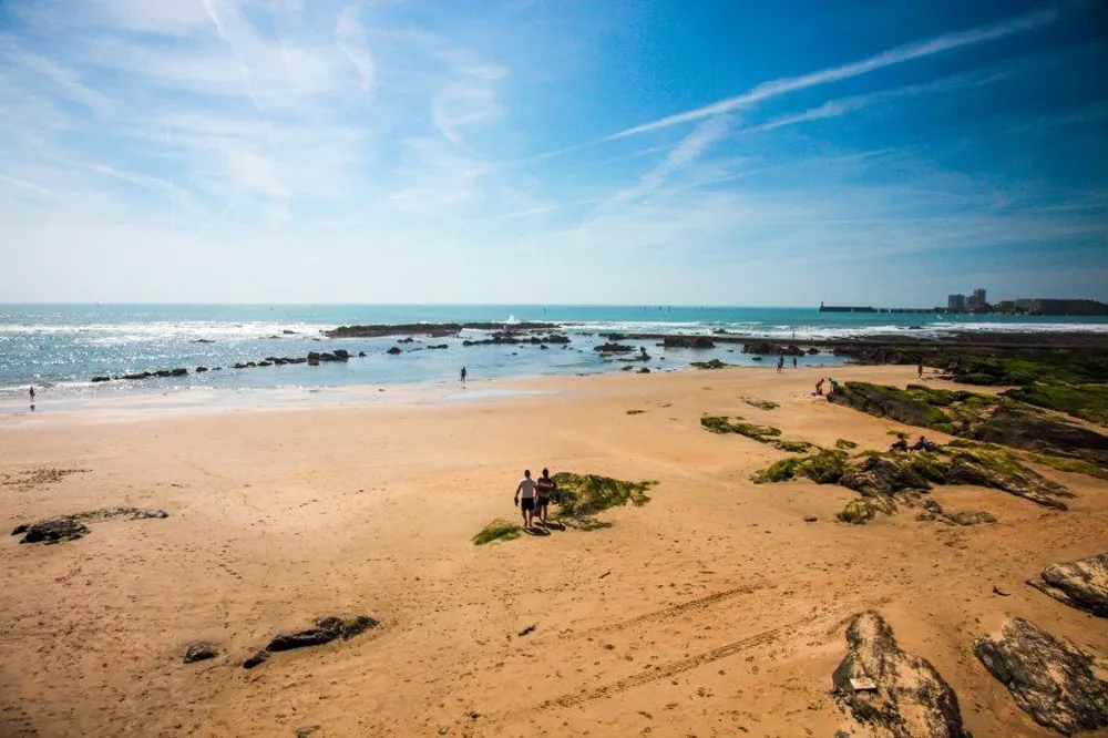 plage calme autour des sables
