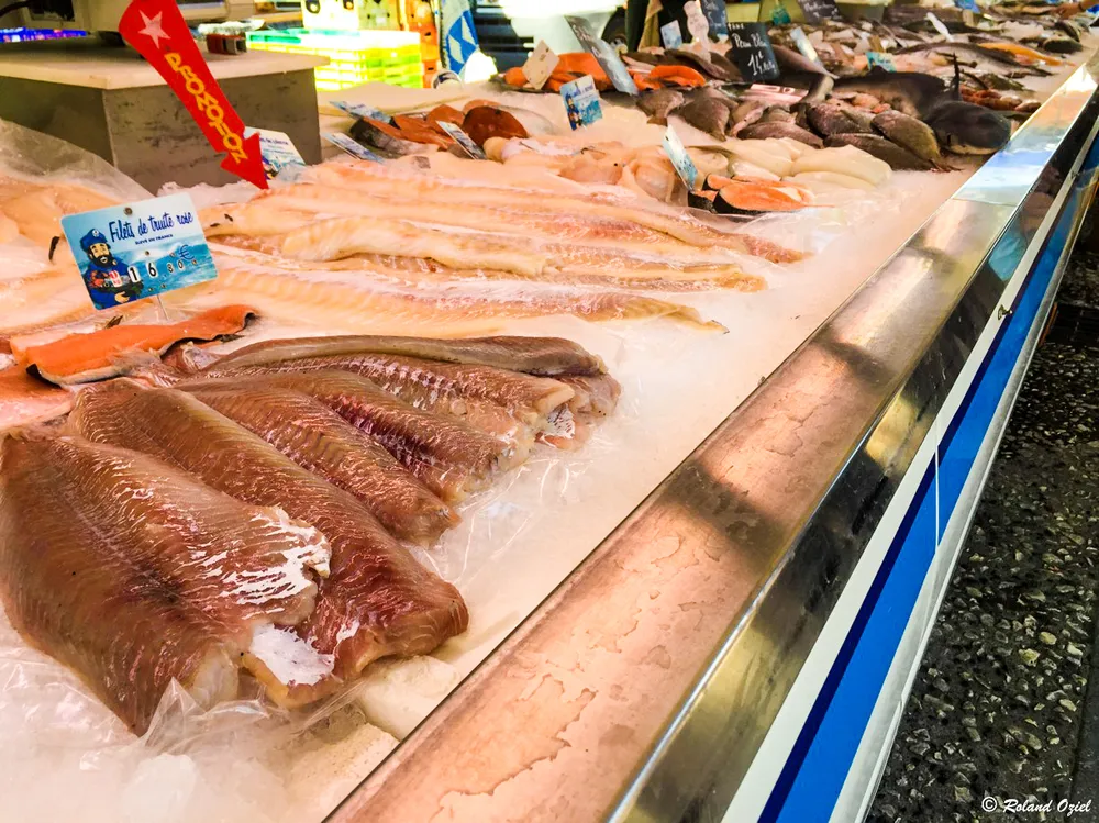 étale de pêcheur sur le marché