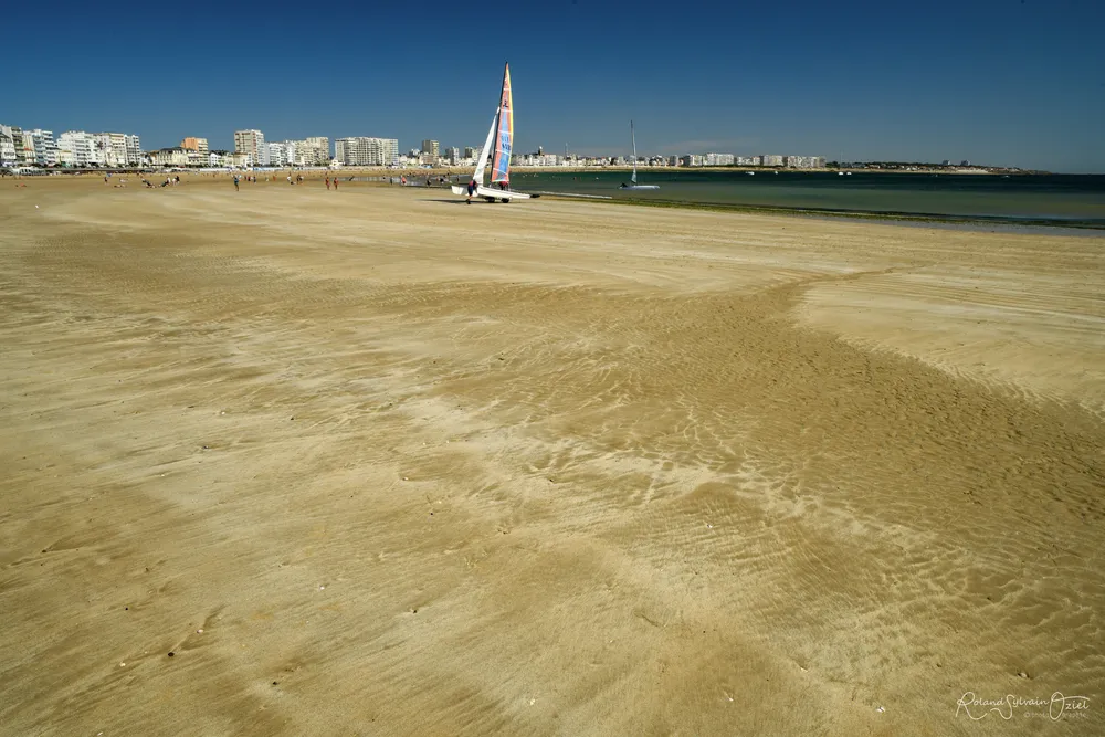 Balade sur la grande plage des sables proche du camping