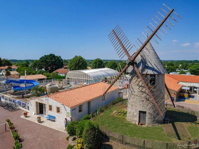 Le Moulin du camping sous un beau ciel bleu