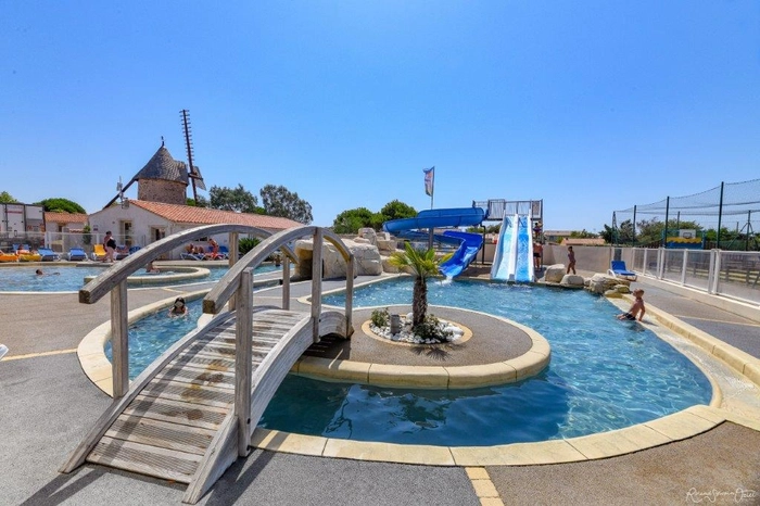 La piscine chauffée du camping  le Moulin de la Salle